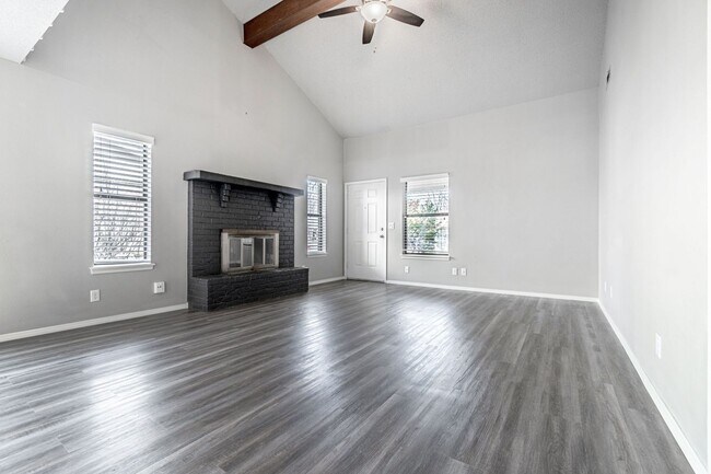 Foto del edificio - Newly Renovated Duplex! Rare!