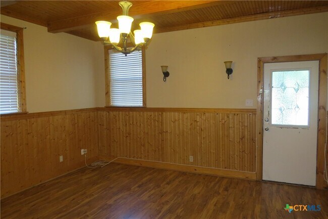 Building Photo - 202 S Mesquite St