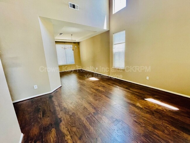 Building Photo - 2664 Ontario Dr