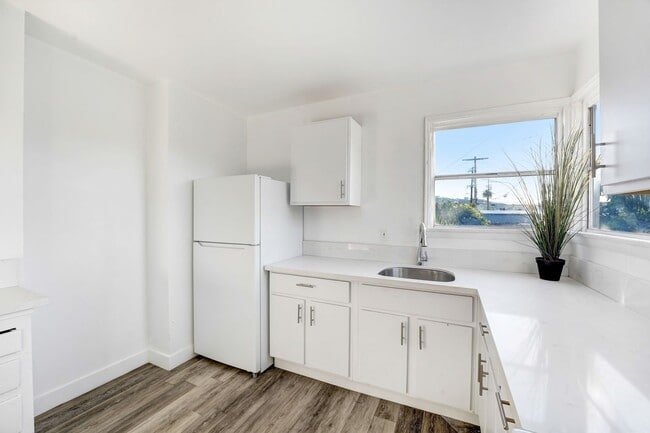 Foto del edificio - Bright and Spacious Upper-Floor Studio Apartment with Parking