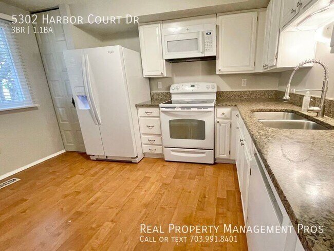 Building Photo - 3 BEDROOM TOWNHOME WITH SPA-LIKE PRIMARY S...