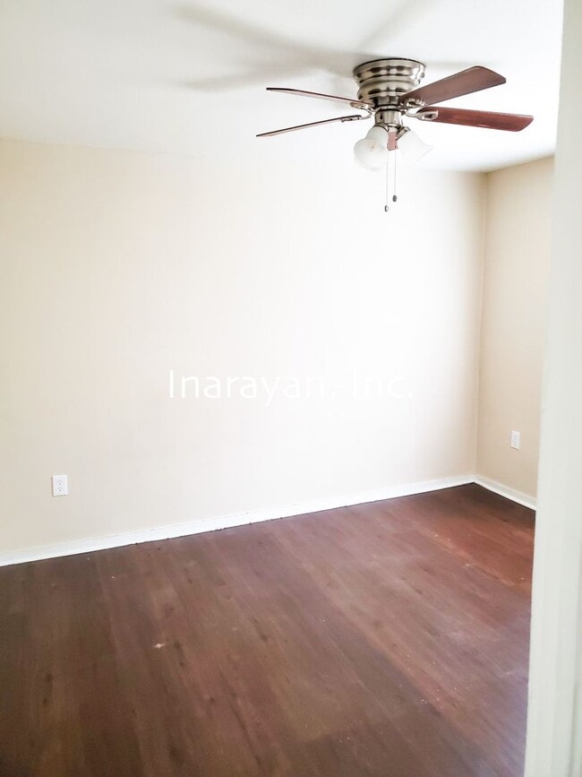 Building Photo - Cute 2/1 home with Florida room