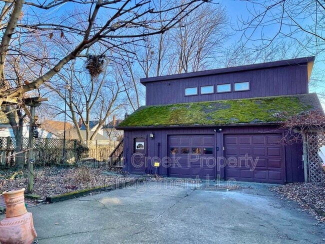 Building Photo - 1041 W 10th St