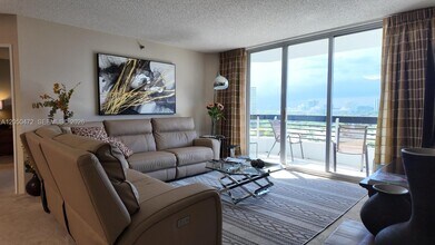 Building Photo - 3600 Mystic Pointe Dr