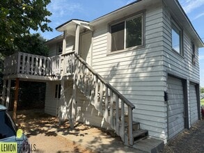 Building Photo - 1306 S 16th Ave