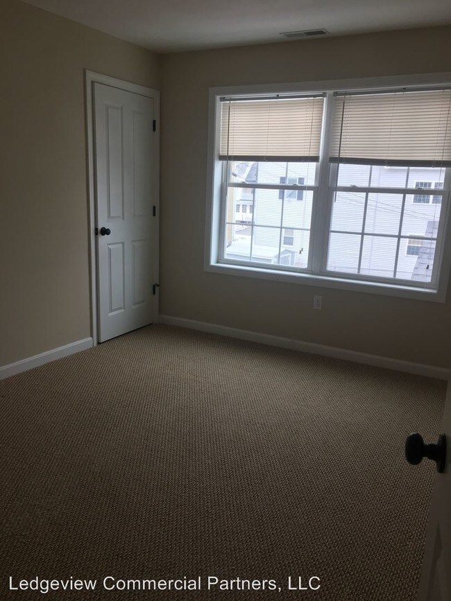 Building Photo - 238 Ash St