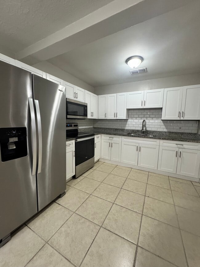 Foto del edificio - 1605 E Maple Ave