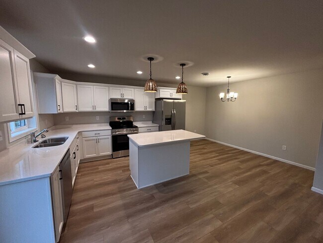 Building Photo - Spacious & Stylish 3-Bed Home with Modern ...