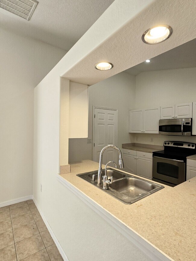 Foto del edificio - 1019 Angelo Ave ~ Large Fenced Yard Home w...