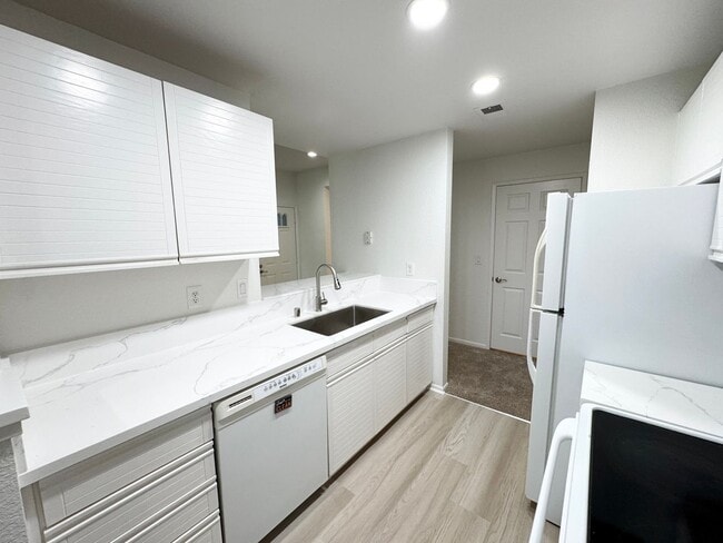 Building Photo - Perfect Shape Upgraded Pleasanton Condo wi...