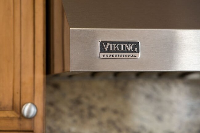 Viking Appliances / Full Size Washer &amp; Dryer - 6790 Embarcadero Ln