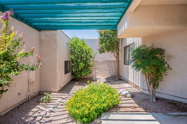 Foto del edificio - 4950 N Valle Rd