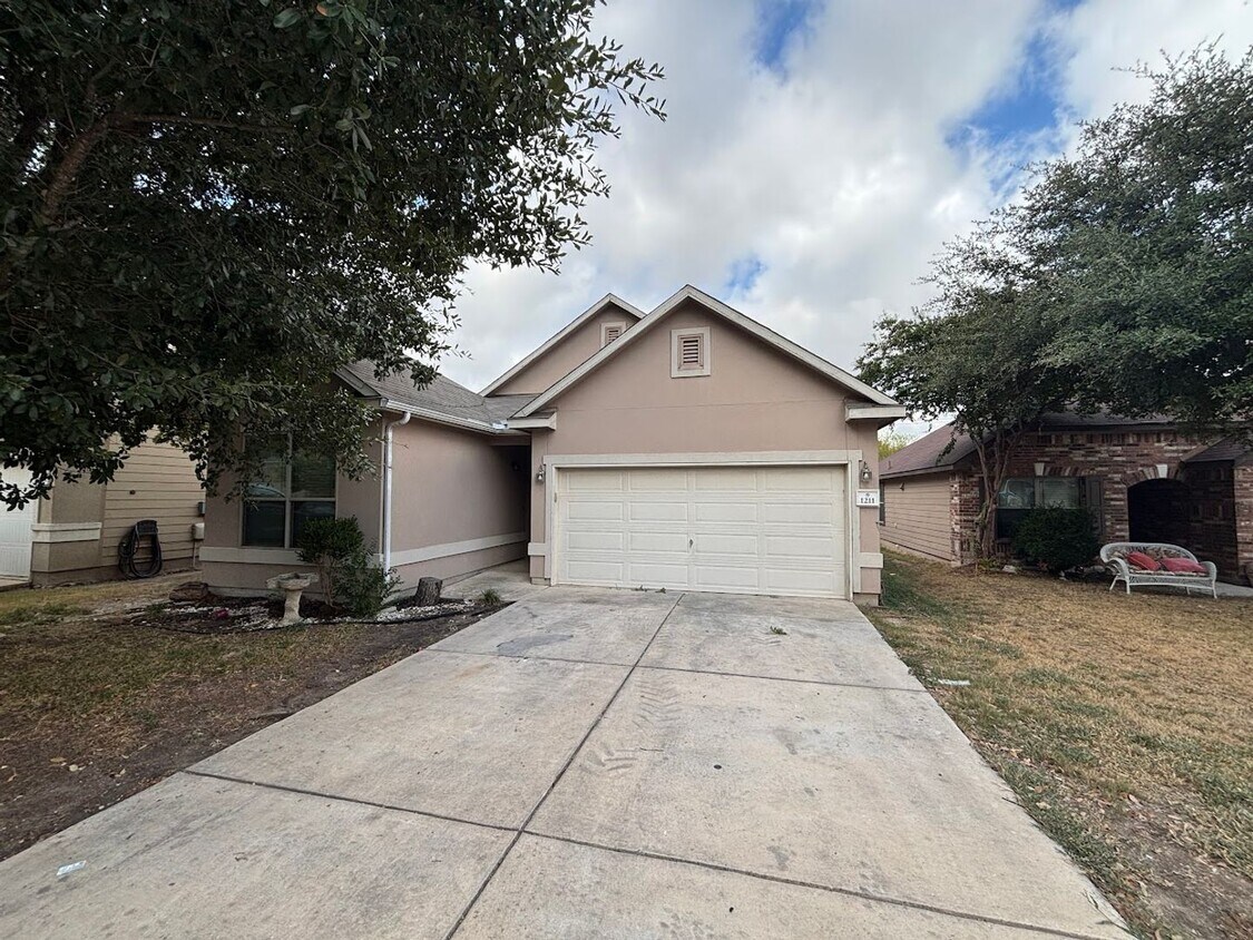 Foto principal - Spacious 3-Bed, 2-Bath Home with Covered P...