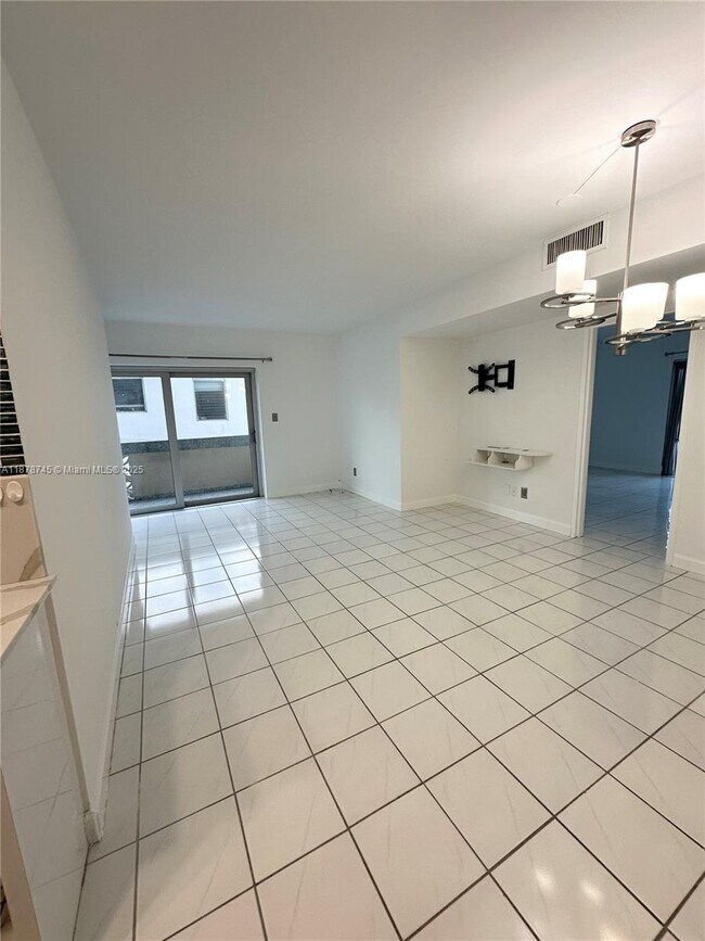 Foto del edificio - 8400 Byron Ave