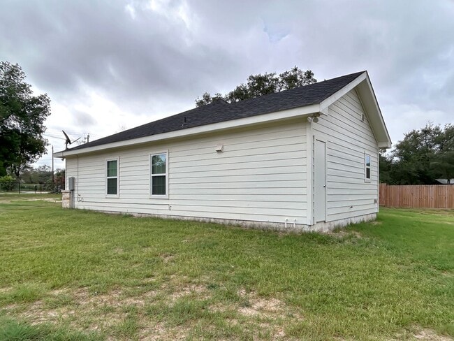 Building Photo - Beautiful Custom Home on 1 Acre in Peacefu...