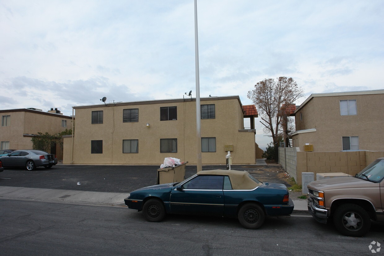 Building Photo - 2149 Exeter Dr