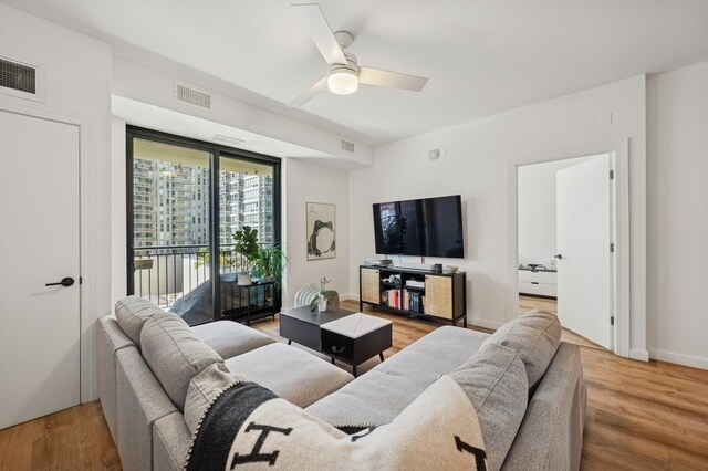 Foto del edificio - 451 W Huron St