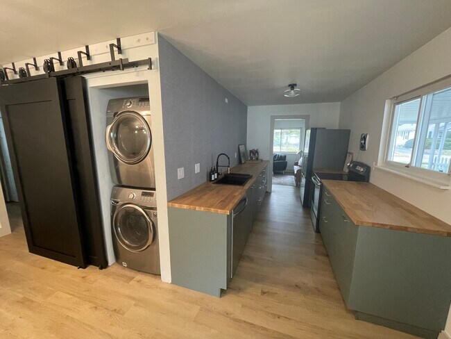 Kitchen & W/D - 2624 San Rae Dr