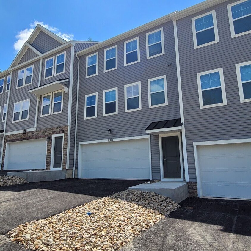 Primary Photo - Beautiful 3 Bedroom Townhome in Delmont, P...