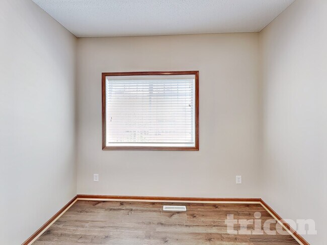 Foto del edificio - 7712 Lachman Ave NE