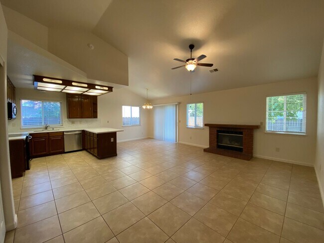 Foto del edificio - Vacaville 3bed/2bath home! Open floor plan...