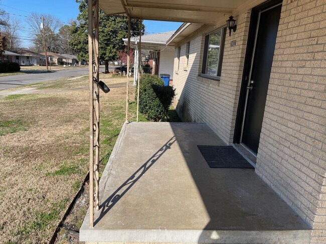 Building Photo - 3902 Mellene Dr