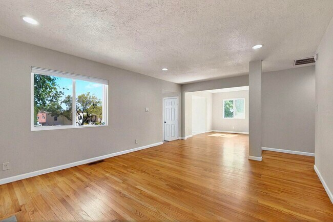Foto del edificio - 4724 Crest Ave SE