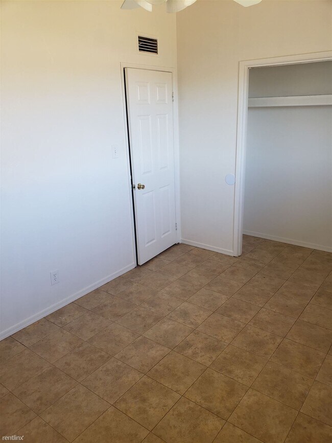 Building Photo - 3 br, 1 bath House - 3900 W Shira St