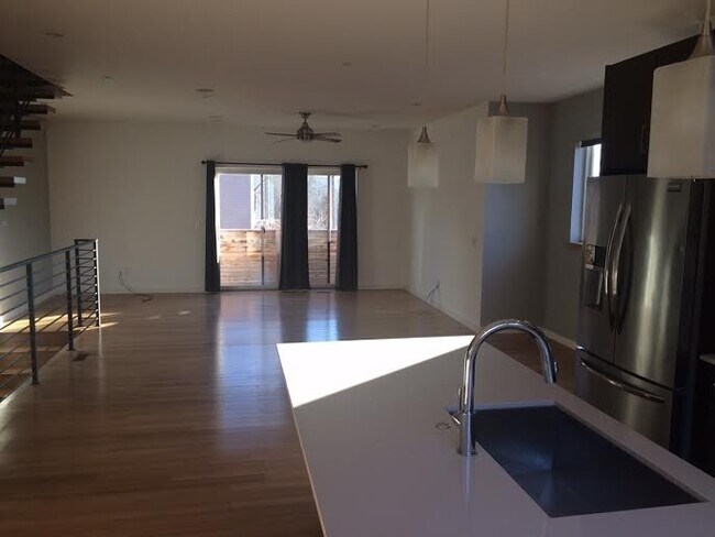Building Photo - 3 Bedroom Modern Home w/ Excellent Location!