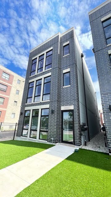 Primary Photo - 2527 W Congress Pkwy