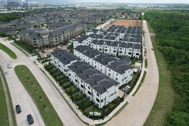 Building Photo - 2808 Grand Fountains Dr