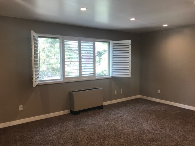 Foto del edificio - Top Floor Studio In The Wimbledon Condos! Ideal Location!