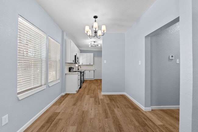 Building Photo - 523 Bailey Ave