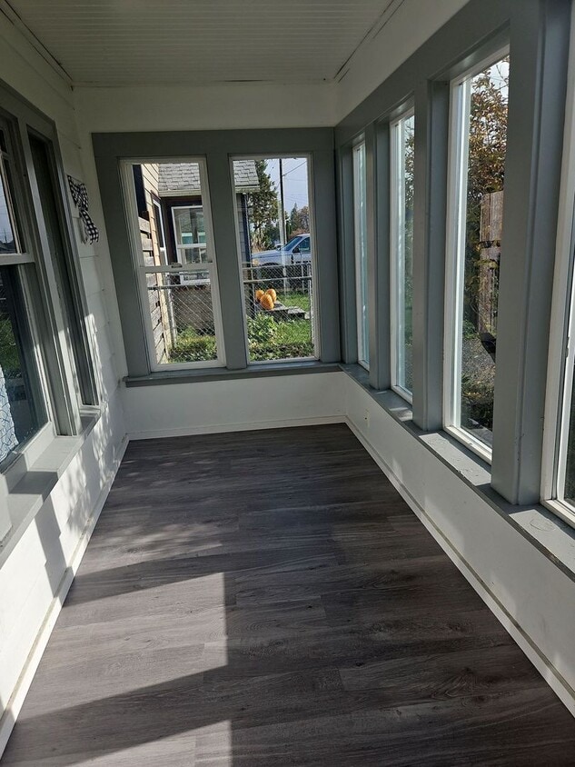 Primary Photo - 2ba 1ba with Garage