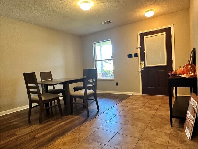 Building Photo - 527 Remington Heights Dr