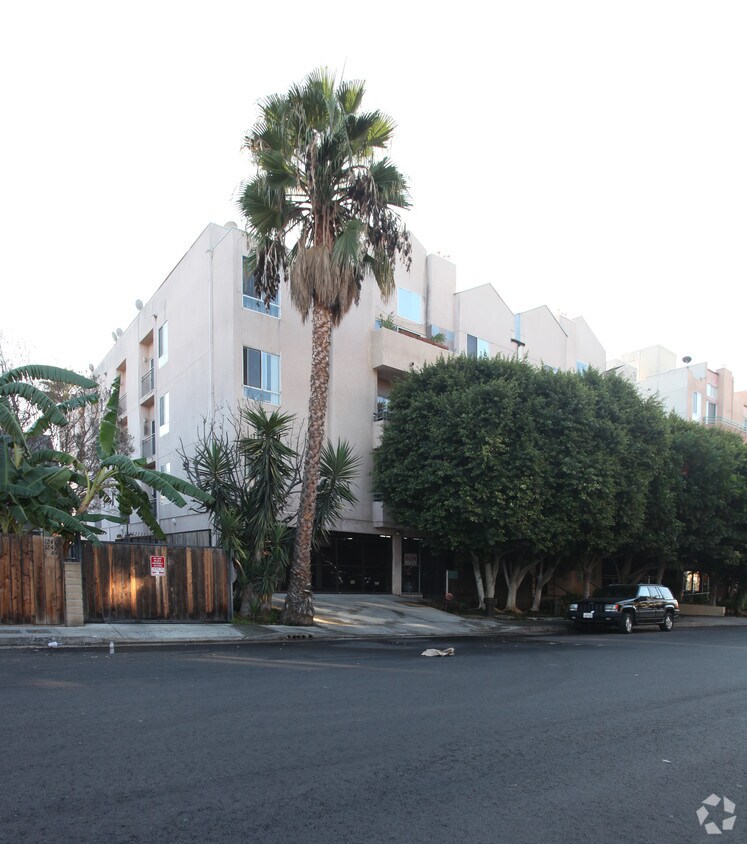 Ciao Apartments - 1234 N Las Palmas Ave
