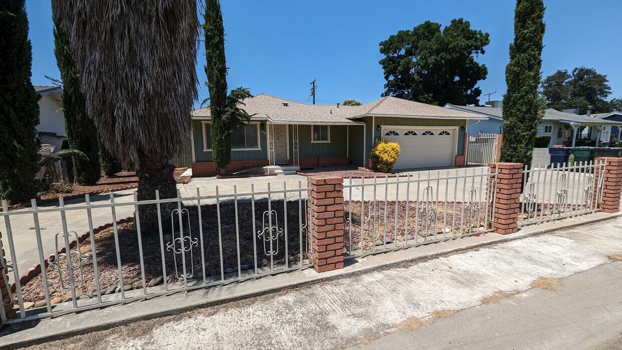 Primary Photo - Updated 3 Bedroom 2 Bath Home