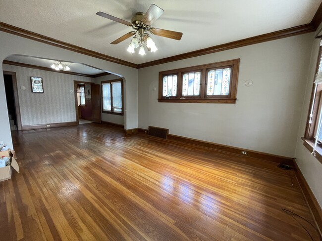 Family and dining rooms - 507 W Main St