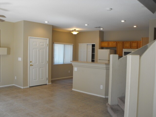 Foto del edificio - Spacious Henderson townhouse featuring   3 bedrooms PLUS 2 car garage.