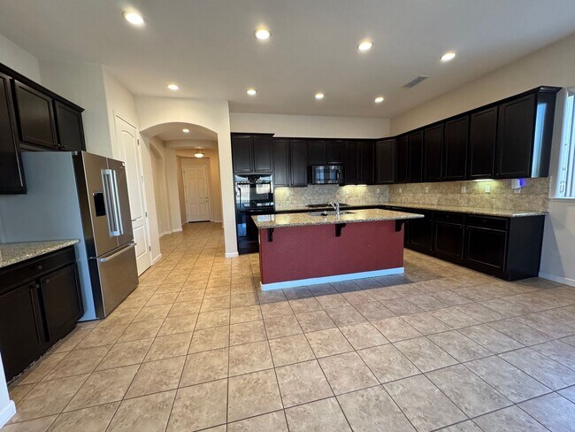 Foto del edificio - 4 Bedroom, 3 car garage- Foothills at Wingfield Springs. Pets welcome!