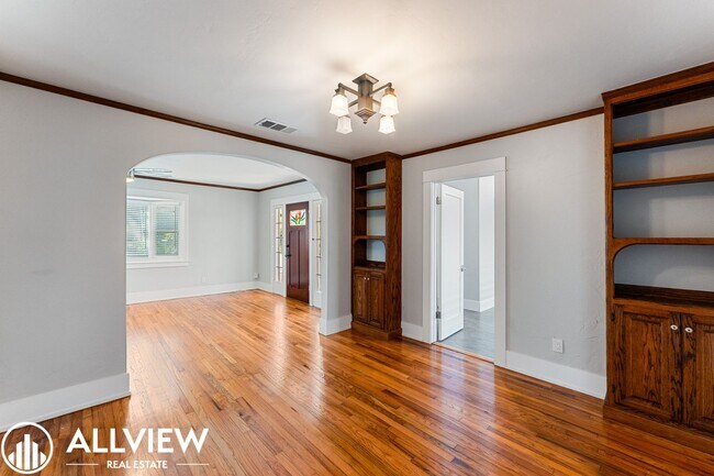 Building Photo - Charming Eastside Costa Mesa Home with Private Yards & Covered Patio Near Newport Beach