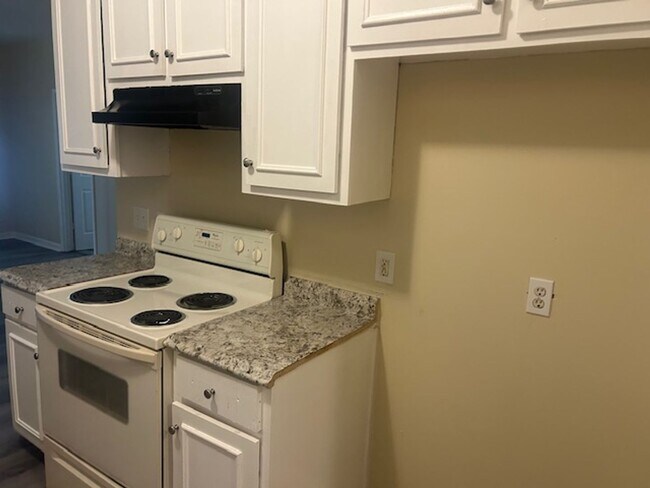 Foto del edificio - Rental Coming Available