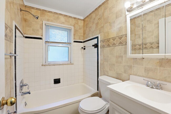 Foto del edificio - 19329 Stahelin Ave