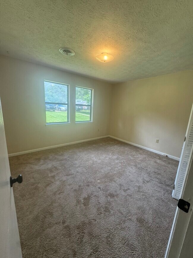 Building Photo - 150 Essex Ct