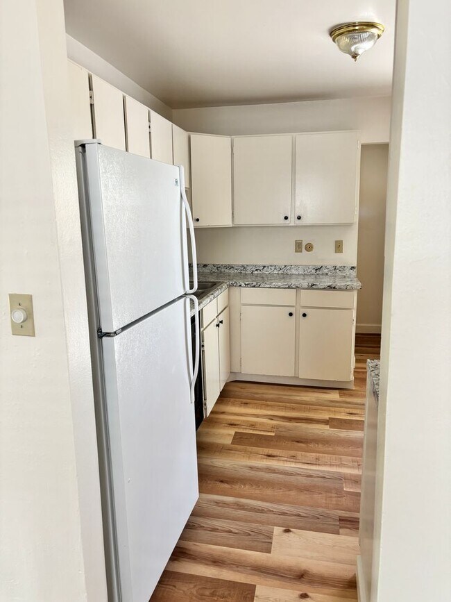 Building Photo - AVAILABLE IMMEDIATELY - LARGE 3 BED/2 BATH...