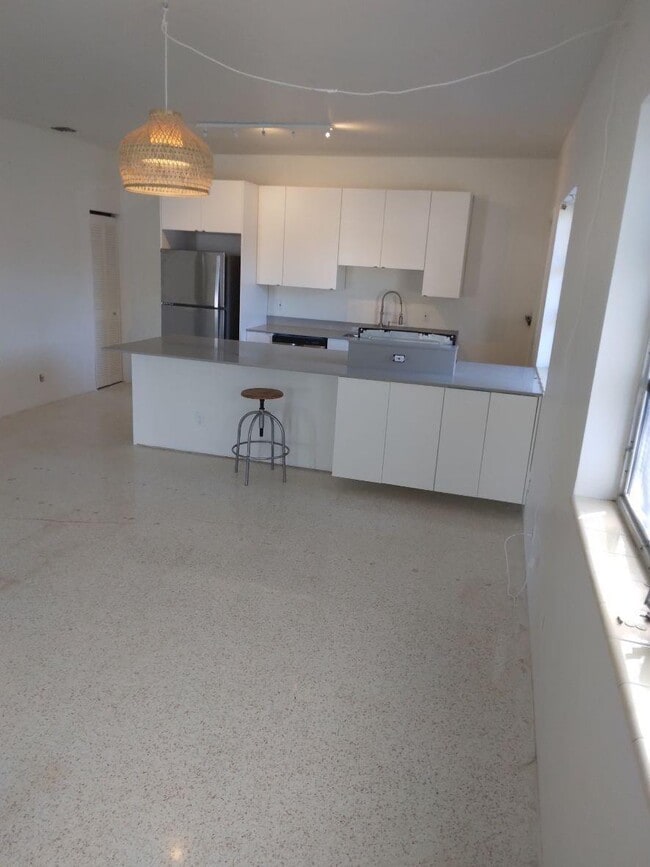 Building Photo - 3 bedroom in Hallandale FL 33009
