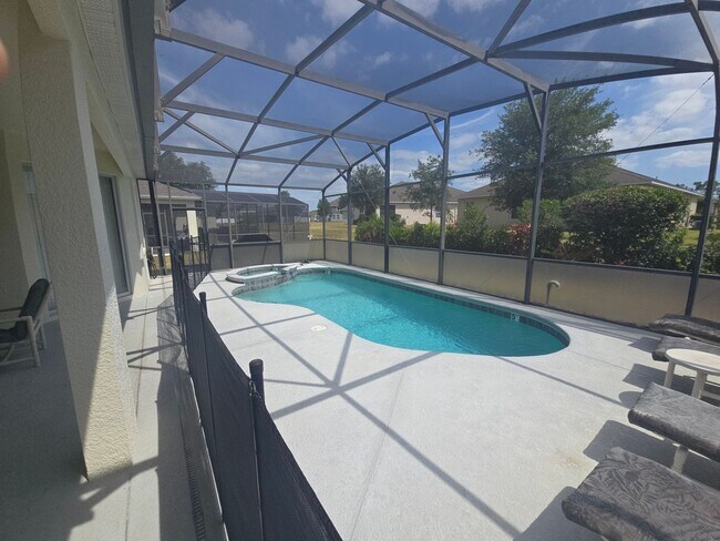 Building Photo - Fully furnished 5 bedroom 4.5 bath home wi...