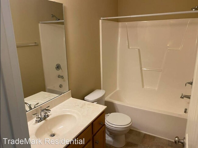 Building Photo - 3 br, 2.5 bath House - 2020 Highland Villa...
