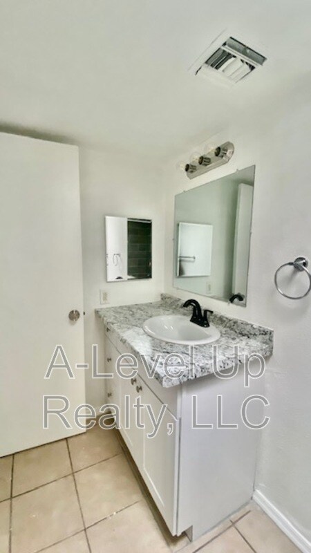 Foto del edificio - 1025 S Santa Rita Ave