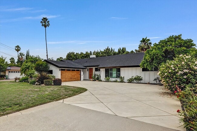 Foto del edificio - BEAUTIFULLY REMODELED, 5BD/4BA ENTERTAINER...